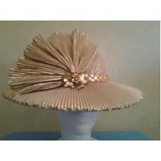 Gold Lame´ Ribbed Hat with Sequin Band and Fan  eb-96124356